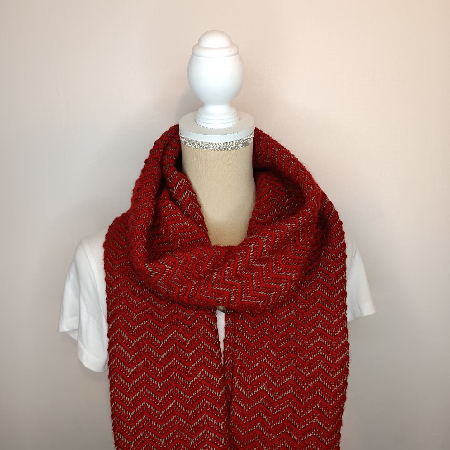 Echarpe rouge et marron.