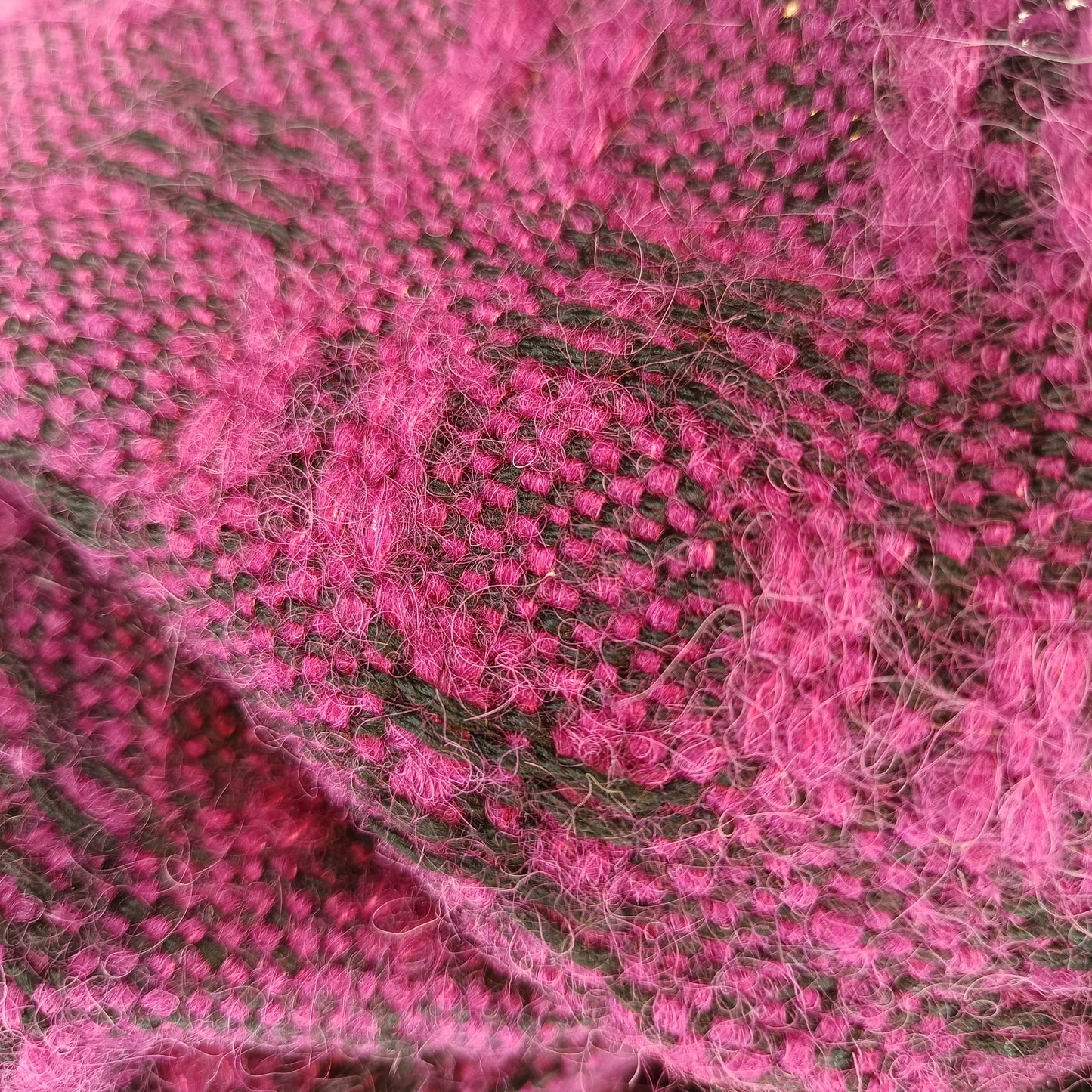 Col de Laine noir et fushia