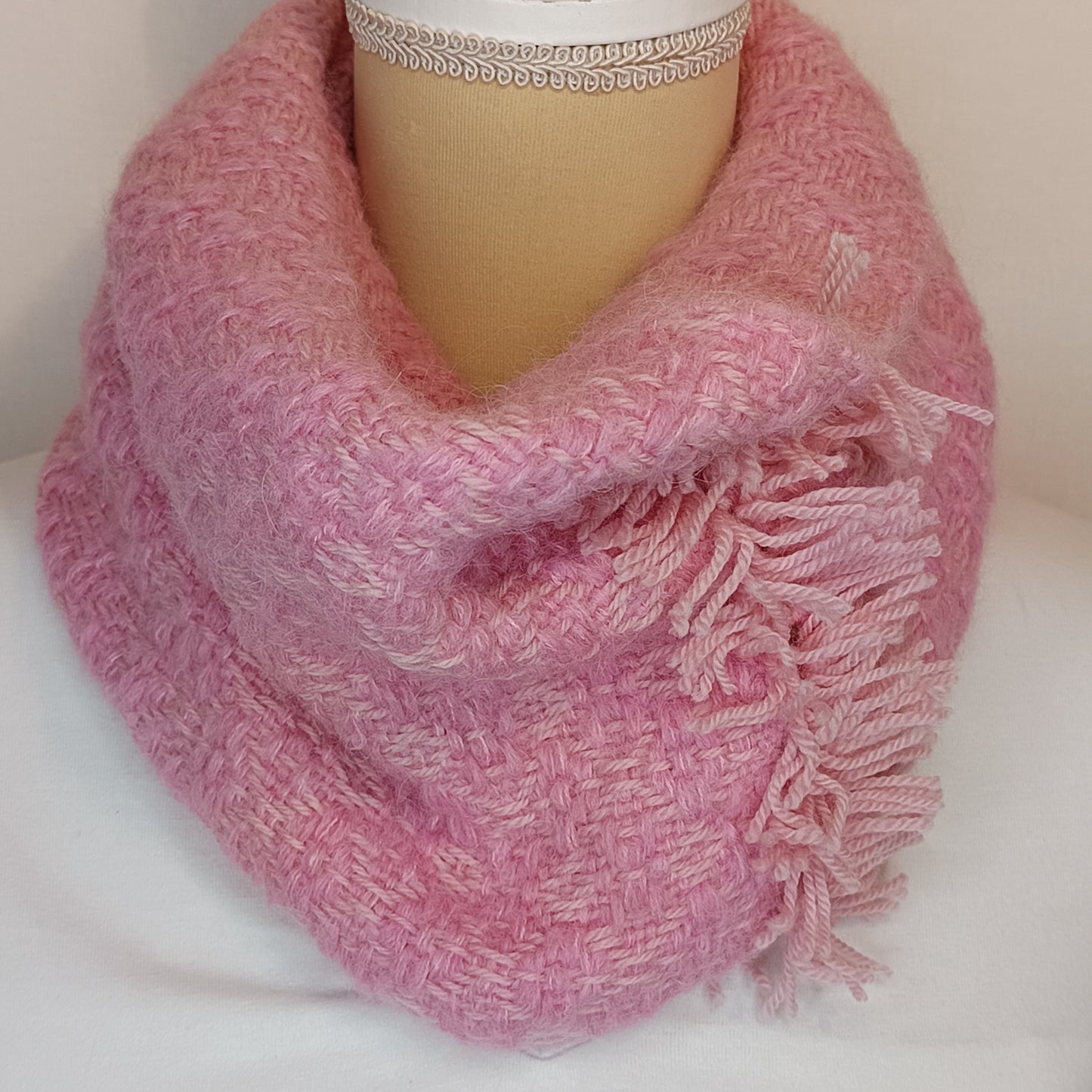 Col de laine rose en mérinos, alpaga et soie tissé à la main
