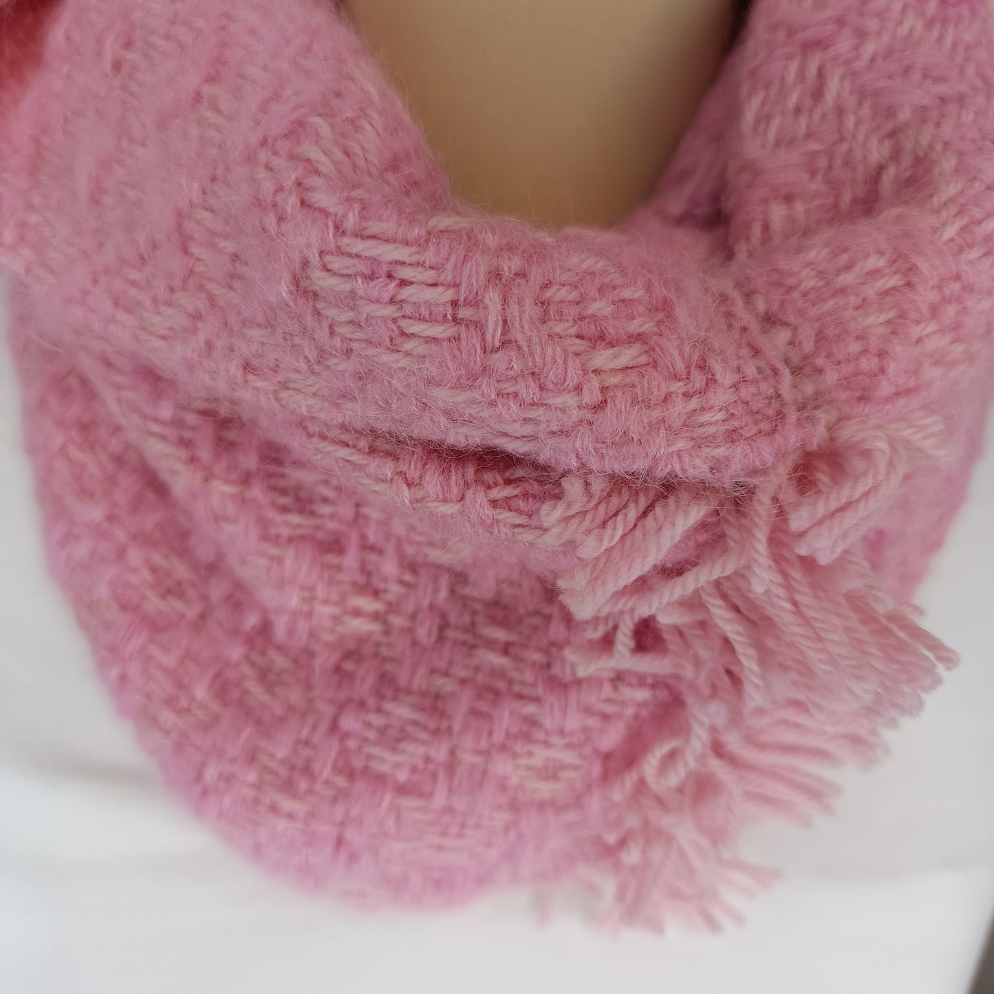 Col de laine rose en mérinos, alpaga et soie tissé à la main
