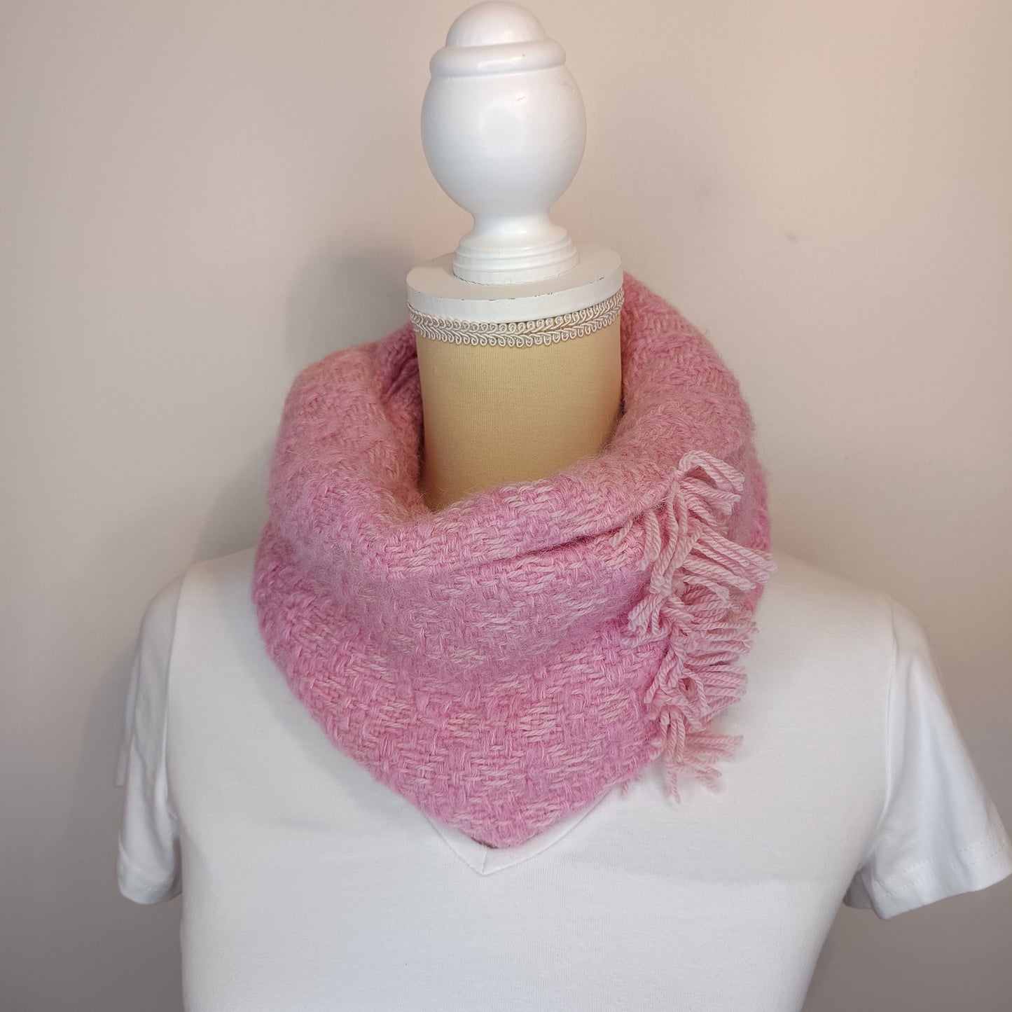 Col de laine rose en mérinos, alpaga et soie tissé à la main