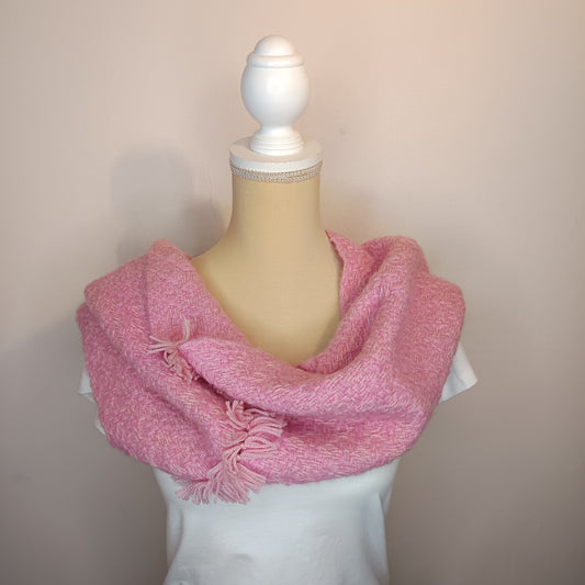 Col de laine rose en mérinos, alpaga et soie tissé à la main